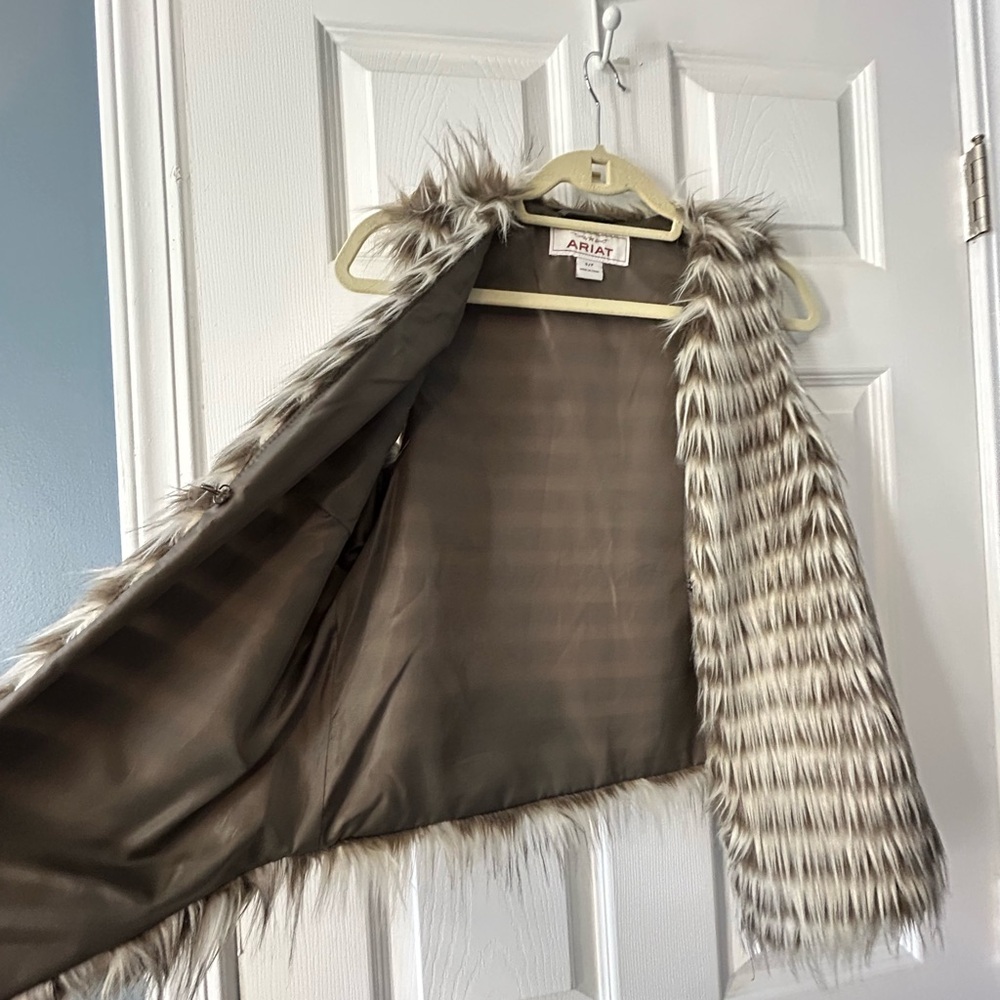 Ariat Faux Fur Vest in Cream and Brown size small - Picture 4 of 5